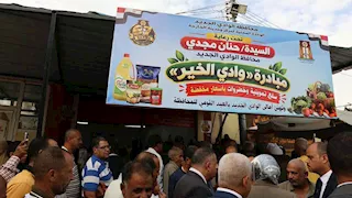 تخفيضات تصل لـ50%.. محافظ الوادي الجديد تتفقد منفذ البساتين بالخارجة (صور)