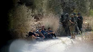 انتهاكات المستوطنين تتواصل.. "الجدار والاستيطان" توثق احتجاز عشرات الفلسطينيين وإحراق منشأة زراعية