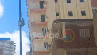 بالفيديو والصور- لحظة إزالة أدوار برج أمبروزو المائل في الإسكندرية
