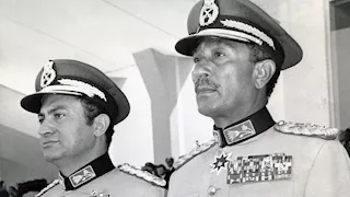 علاء مبارك ينشر فيديو لتكريم والده من الرئيس السادات بعد انتصارات أكتوبر
