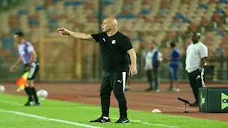 بالفيديو.. حسام حسن يبادل الجماهير المصرية التحية قبل لقاء جنوب أفريقيا