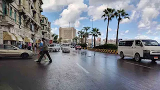 بالصور- هطول أمطار على أحياء متفرقة من الإسكندرية