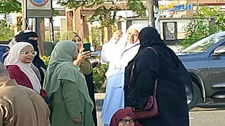 أهالي أسوان يودعون فوج معتمرين بالزغاريد والأغاني الدينية- فيديو وصور 