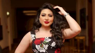 بوسي تتألق بإطلالة ملفتة.. كيف نسقتها؟