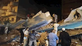 الدفاع المدني يكثف جهوده للبحث عن مفقودين أسفل أنقاض عقار كفر الشيخ المنهار -صور