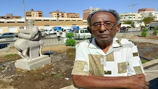 فنان تشكيلي عن "تمثال شخص راكب حصان بالمقلوب" في أسوان: مكانه المتحف لا الشارع -فيديو