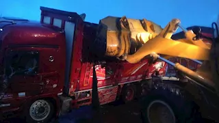 بسبب الأمطار.. انقلاب سيارة نقل ثقيل يربك المرور بطريق الإسكندرية الصحراوي- صور