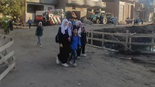 بالصور- طلاب الصفاصيف يصلون معهدهم عبر الممشى الترابي بدلا من ماسورة الكهرباء