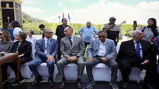 جمال مبارك يلتقي جمال السادات أمام النصب التذكاري في احتفالات نصر أكتوبر