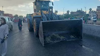 حريق وانقلاب شاحنة وسقوط كتل خرسانية.. ماذا حدث بعد أمطار الفجر بالإسكندرية؟ - صور وفيديو 