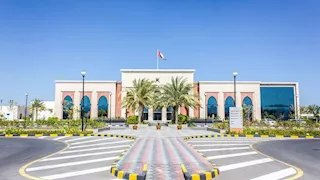 الدفاع العمانية تعلن إجلاء 10 من طاقم سفينة بنمية تعرضت لهجوم قبالة مسندم
