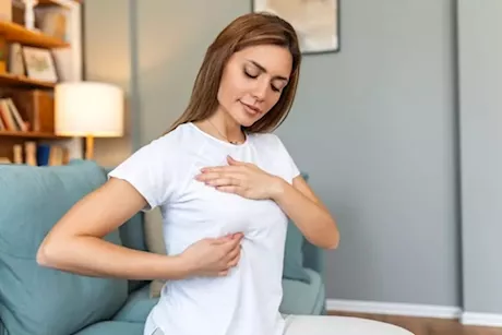 تغيرات في الثدي قد تنذر بالخطر.. 5 علامات مهمة لا تتجاهليها
