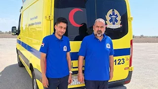 مسعفا الإسعاف ينقذان عاملًا من الموت ويعيدان ذراعه المبتورة