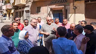 "احتضنه وقبّل رأسه".. محافظ الإسكندرية يستجيب لأحد متضرري عقار إمبروزو - فيديو وصور