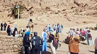 سانت كاترين تستقبل 1000 زائر ومدن جنوب سيناء الساحلية تتأهب للرياح والأمواج العالية -صور