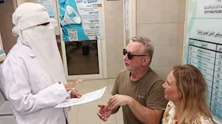 بعد تحسن حالته.. سائح ألماني يعود إلى وحدة صحية بأسوان لشكر العاملين (صور)