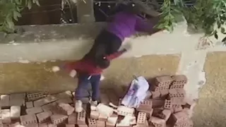 بعد فيديو تسلق الأطفال سور مدرسة.. أول تحرك من محافظ سوهاج - صور