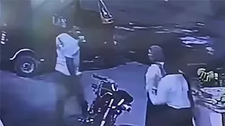 في وسط الشارع.. فيديو متداول لاعتداء شاب على فتاتين بالفيوم - صور