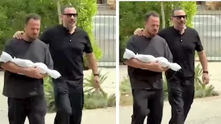 أحمد ماجد المصري يودع طفله باكيا ويؤدي صلاة الجنازة عليه