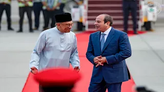السيسي ممازحًا رئيس وزراء ماليزيا: شخصيتك ساحرة ومبهرة ومقدرش أنافسك
