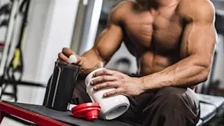 هل المكملات الغذائية الموجودة في "الجيم" آمنة؟.. الصحة توضح