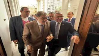 عبدالسند يمامة يسلم رئاسة حزب الوفد للدكتور السيد البدوي