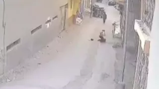 مشهد يحبس الأنفاس.. لحظة سقوط أسطوانة بوتجاز على أم وطفلتها بالغربية -فيديو وصور