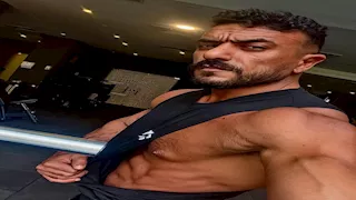 من كواليس مسلسل "علي كلاي".. أحمد العوضي يستعرض "عضلاته"