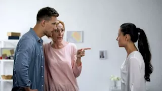  "مرتبها أعلى من زوجها".. لن تتوقع ما فعلته سيدة مع حماتها