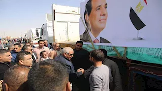 بالزغاريد والأعلام.. الوادي الجديد ترسل 25 شاحنة مساعدات إلى غزة – صور