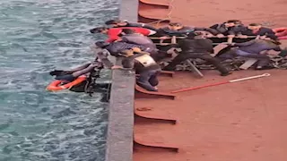 تكريم ضابط السفينة "ستار" لدوره البطولي في إنقاذ مهاجر من الغرق (صور)