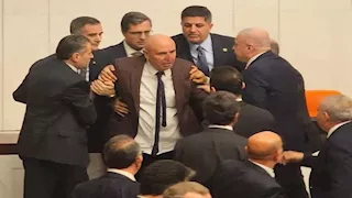 فيديو| عراك بالأيدي داخل البرلمان التركي احتجاجا على تعيين وزير العدل الجديد