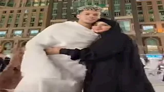 10 صور لإمام عاشور وزوجته خلال تأدية مناسك العمرة