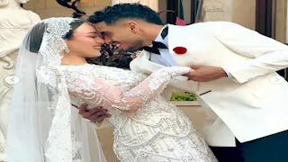 بالدموع.. أول ظهور لنجم الأهلي السابق في حفل زفافه 
