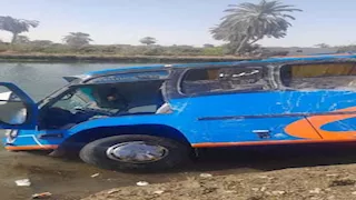 "كان هيغرق".. إصابة 5 عمال في انجراف أتوبيس على حافة ترعة بالسويس (صور)