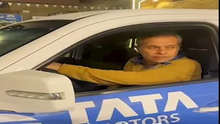 توفيق عكاشة يقود سيارة تاتا ربع نقل في طنطا.. ما القصة؟