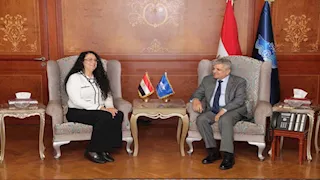 رئيس قناة السويس يبحث مع وفد "سيمنس" تعزيز التعاون في التدريب والتحول الرقمي