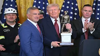 ترامب يحصد جائزة "بطل الفحم النظيف الجميل"