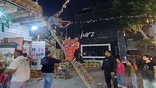 وسط أجواء مبهجة.. مسيحية تعلق زينة وفانوس رمضان في دهب (صور)