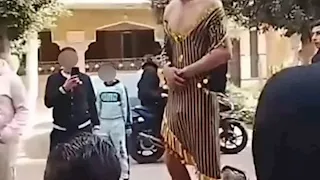 ضرب وإذلال.. شهود عيان يروون لحظة إجبار شاب على ارتداء بدلة رقص ببنها