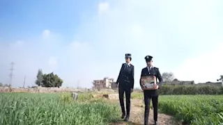 الداخلية توزع مساعدات عينية على قاطني المناطق الأولى بالرعاية