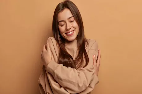 العناق الذاتي في عيد الحب.. هل يساعد في التعافي من الصدمات العاطفية؟