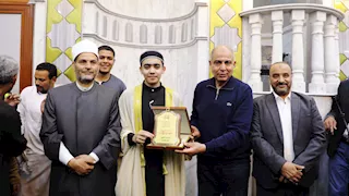 محافظ المنيا يكرم القارئ شهاب أحمد لتفوقه في حفظ وتلاوة القرآن 