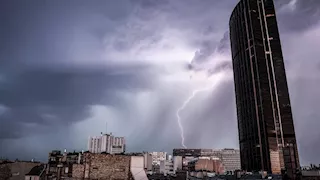 عاصفة قوية تجتاح فرنسا وإسبانيا وتسقط العديد من الضحايا 