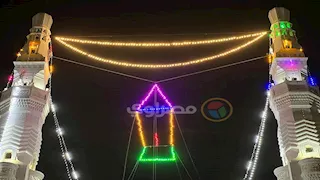 فانوس وهلال بين مأذنتين.. أنوار رمضان تُزين مسجد تراه السفن العابرة للقناة في بورسعيد -صور 