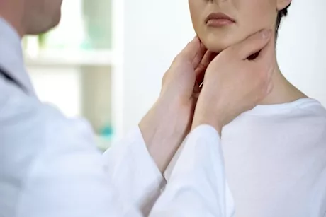 ما هي مدة بقاء التهاب الحلق العقدي معديًا؟