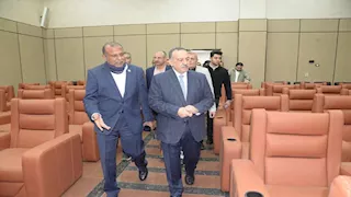 بالصور.. جولة موسعة لمحافظ أسيوط داخل الغرفة التجارية بالمحافظة