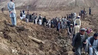 مقتل 4 أشخاص وإصابة 6 بسبب انهيار أرضي في إقليم وسط أفغانستان