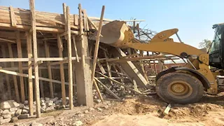 تفتيش مفاجئ بأسوان.. إصدار 437 نموذج 8 تصالح وغلق وتشميع محال تجارية