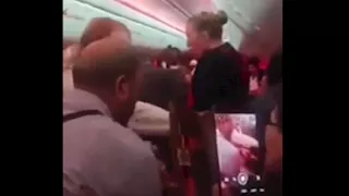 بالفيديو.. شجار عنيف يجبر طائرة تركية متجهة لبريطانيا على الهبوط في بلجيكا